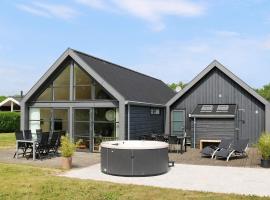 12 person holiday home in Hadsund, casa de temporada em Nørre Hurup