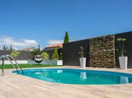 Villa con piscina a pie de playa