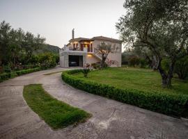 Luxury Rustic Villa Mountain View، فندق في ليفكادا تاون