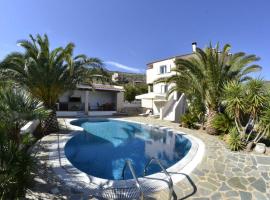 Luxury Villa with swimming pool, hotel with parking in Aliveri