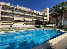 R123 Apartamento en la planta baja con piscina cerca de la playa, hotel in Calafell