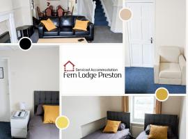 4 Bedroom House at Fern Lodge Preston Serviced Accommodation - Free WiFi & Parking, gjestgiveri i Preston