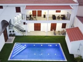 Kamaroporta Luxury Apartments, hotel en Ayios Theodhoros