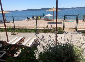 Beautiful house by the sea 5 minutes from Zadar: Bibinje şehrinde bir otel