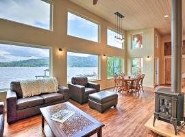 Lake Whatcom House with Boat Dock and Mountain View!，位于贝灵厄姆的酒店