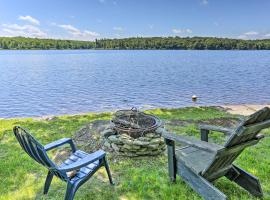 Rock Hill Home with Fire Pit on Wanaksink Lake!، بيت عطلات في Rock Hill