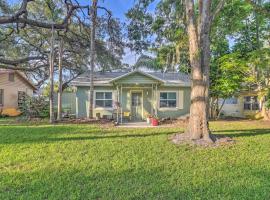 Quiet Crystal Beach Hideaway - Steps to the Sand!, cottage in Crystal Beach