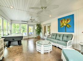 Kentucky Lake House with a Great Outdoor Space!: Gilbertsville şehrinde bir otoparklı otel