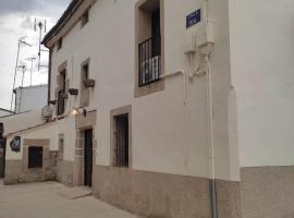 Albergue Turístico "San Blas" de Oliva de Plasencia, hostel in Oliva de Plasencia