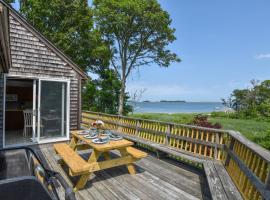 548 Waterfront on Pleasant Bay Steps to Private Beach Outdoor Shower Dog Friendly with Yard, hotel in Orleans