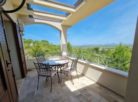 Alghero - House with Panoramic View immersed in full nature, hotell i Alghero