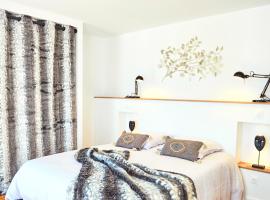 CHARNER centre gare 2 chambres 100m2 parking, cheap hotel in Saint-Brieuc