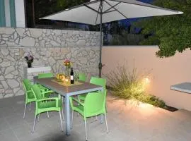 NEW Holliday House Ardura