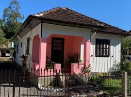 CASA TREIN - há 20 minutos do centro de Gramado, cottage in Três Coroas