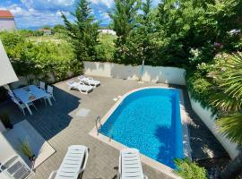 Private pool and Mediterranean garden apt Mia, hotel in Šilo