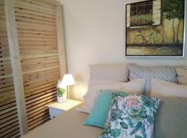 blue cielo sunny apartment, hotel with parking in Palaia Fokaia