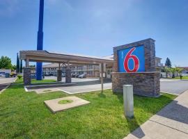 Motel 6-Anderson, CA - Redding Airport, отель с удобствами для гостей с ограниченными возможностями в городе Андерсон