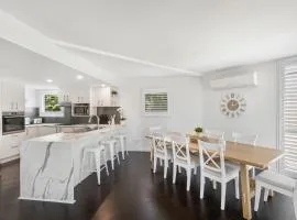 Castaway Cove Beachfront Home by Stay Noosa