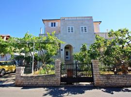 Apartments Ella, hotel v Supetarju