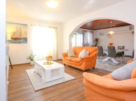 Holiday Home Lany, hotel di Mravince