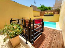 arismari cretan holiday home، فندق مع موقف سيارات في Angouselianá