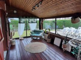 CHALET BORD DE MER – hotel z jacuzzi w mieście Coudeville