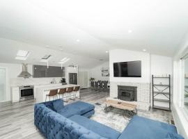 Modern home with a private Heated pool and jacuzzi, hotel v destinaci Hamden