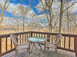 Mountain Creek Condo with Grill Walk to Lifts!, ξενοδοχείο σε Vernon