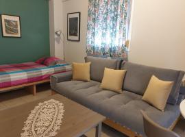 Comfortable apartment in the center of Volos very close to the port, yöpymispaikka Volosissa