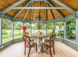 Pass the Keys Pretty Three Bedroomed home near the Beach