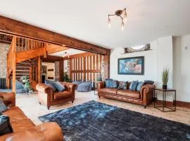 Pass the Keys Stunning Large 4 Bed Country House with Hot tub