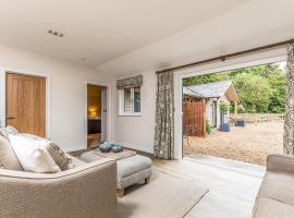 Pass the Keys Delightful 2Bed Lodge in Downland Village, cottage in Chichester