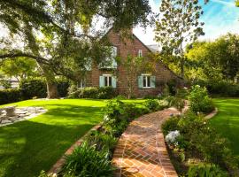 Beautiful airy architect-designed room and brand new private luxe bathroom, hotel cerca de The Grove, Los Ángeles