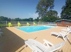 Camping des Papillons, hotel v destinaci Lalizolle