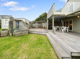 Stroll to the Sea - Te Horo Beach Holiday House, cottage in Te Horo