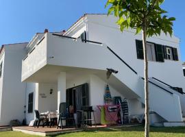 Ca la Marta apartamento con piscina y jardín a 150m de la playa, appartement in Arenal d'en Castell