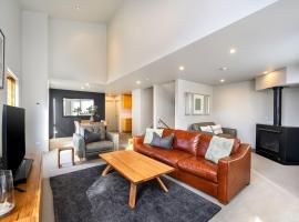 Snow Stream 2 Bedroom and loft with gas fire balcony and garage parking, hotel in Thredbo