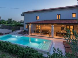 Stunning 3 Bedroom Villa with pool, villa in Poreč