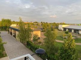 Contemporary Trumpington Apartment with Self Check-in ,FREE On-site Parking, Terrace, SUPER Fast WIFI & 5 mins drive to Papworth & Addenbrookes hospitals, apartment in Cambridge