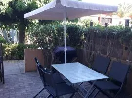 Studio cabine avec jardinet à 30 m de la plage, au calme.