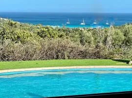 Villa AZURA, vue panoramique et proche mer à Santa Giulia, piscine chauffée