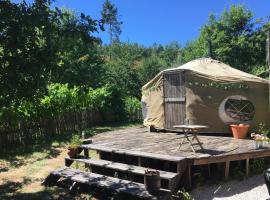 Star Gazing Luxury Yurt with RIVER VIEWS, off grid eco living，Vale do Barco的豪華露營地點