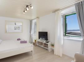 Apartment Petric, hotel near Nude Beach Stipanska, Hvar