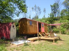 Viesnīca Rosa the Cosy Cabin - Gypsy Wagon - Shepherds Hut, RIVER VIEWS Off-grid eco living pilsētā Pedrogana Grandi