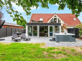8 person holiday home in Henne, hotell i Henne