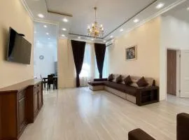 Comfortable luxury apartment with 3 rooms. Center heart of kiev