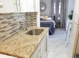 Glam Private Studio 4 Miles from Beach
