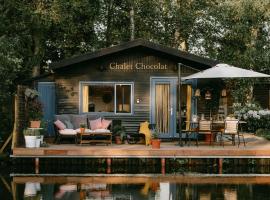 Chalet in Geel in quiet location by the water, cabaña o casa de campo en Geel