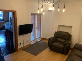 Big 6 bed house w/ 5 double beds WIFI and Netflix, hotel Ketteringben
