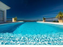 Villa VESPERA-Infinity heated pool, tradicionalna kućica u Crikvenici